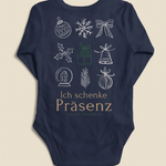 Navyfarbener Baby-Langarmbody mit Rückprint „Ich schenke Präsenz – nicht Präsente“ und weihnachtlichen Illustrationen auf hellem Hintergrund.