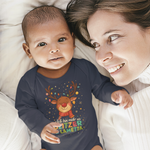 Baby in navyfarbenem Weihnachts-Body mit Rentier-Motiv („Ich bin mehr als Glitzer & Lametta“) liegt neben seiner Mutter und lächelt – festliche, warme Familienszene