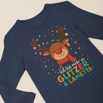 Navyfarbener Langarm-Body für Babys mit weihnachtlichem Rentier-Motiv und dem Spruch „Ich bin mehr als Glitzer und Lametta“, flach liegend vor neutralem Hintergrund.