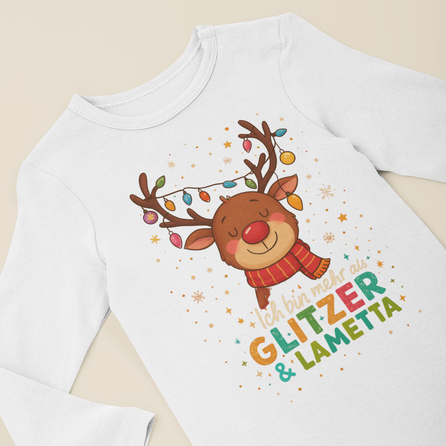 Weißer Langarm-Body für Babys mit farbenfrohem Rentier-Motiv und dem Spruch „Ich bin mehr als Glitzer und Lametta“, flach präsentiert auf hellem Hintergrund.
