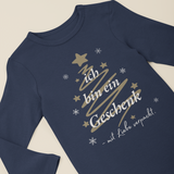 Navyfarbener Baby-Langarmbody mit weihnachtlichem Tannenbaum-Design und dem Spruch „Ich bin ein Geschenk – mit Liebe verpackt“, flach auf hellem Hintergrund präsentiert.