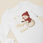 Weißer Baby-Langarmbody mit niedlichem Schneemann-Motiv und dem Schriftzug „Ich bringe Magie in den Winter“ – liebevoll und festlich designed.