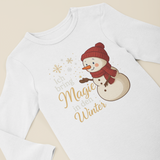 Weißer Baby-Langarmbody mit niedlichem Schneemann-Motiv und dem Schriftzug „Ich bringe Magie in den Winter“ – liebevoll und festlich designed.