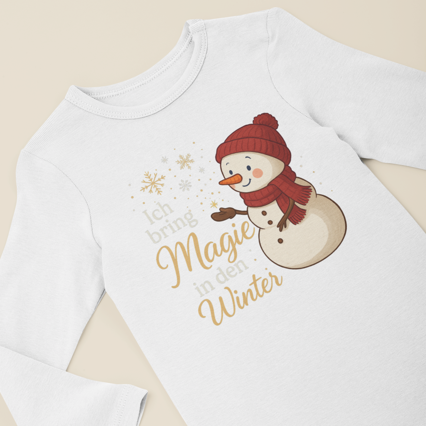Weißer Baby-Langarmbody mit niedlichem Schneemann-Motiv und dem Schriftzug „Ich bringe Magie in den Winter“ – liebevoll und festlich designed.