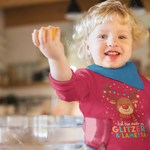 Baby trägt rotes Langarmshirt mit Rentiermotiv und dem Spruch „Ich bin mehr als Glitzer & Lametta“ – fröhliches Weihnachtsdesign.