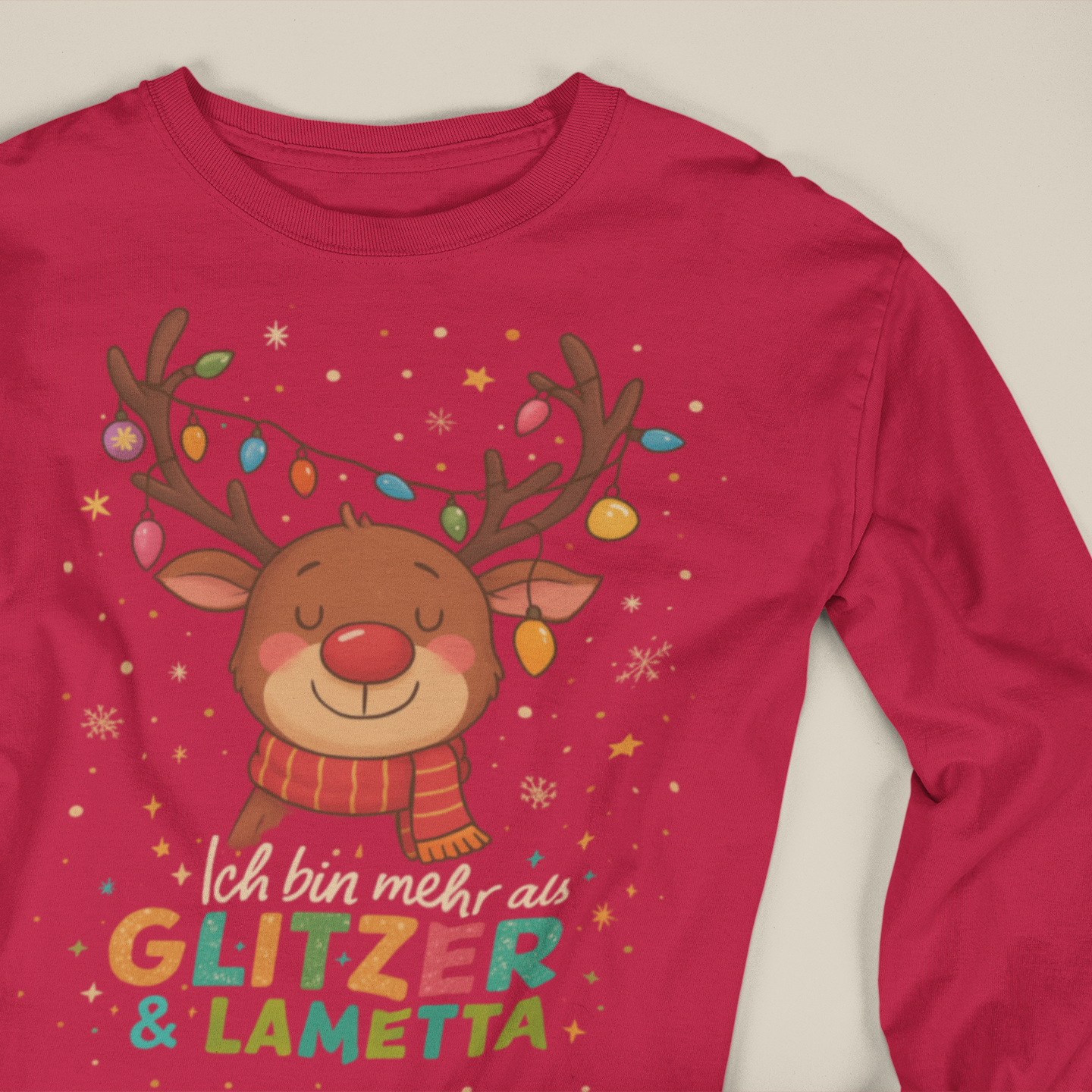 Weihnachtliches Langarmshirt für Babys in Rot mit liebevoll illustriertem Rentier und festlichen Farben.