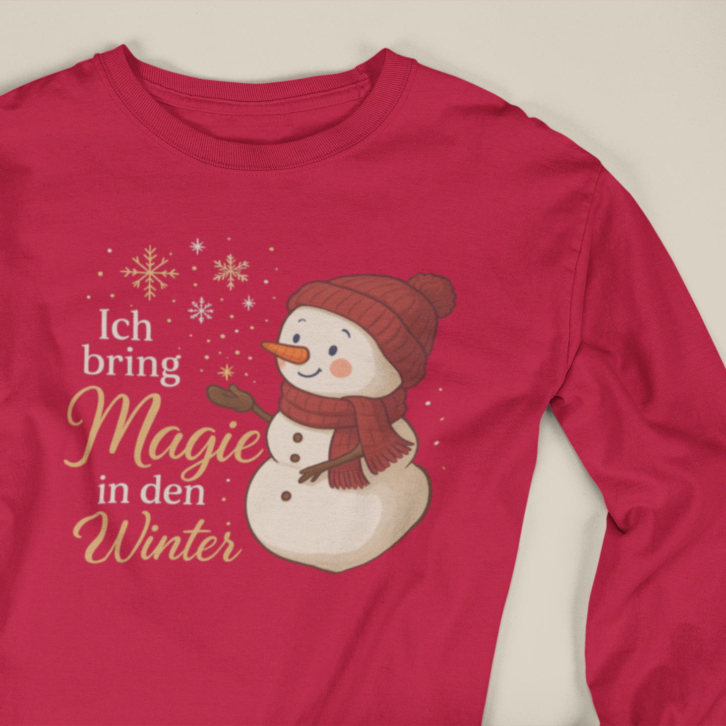 Rotes Baby-Longsleeve mit liebevollem Schneemann-Motiv und der Affirmation „Ich bring Magie in den Winter“, perfekt für kalte Wintertage.