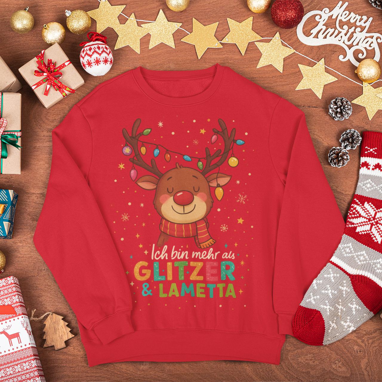 Rotes Affirmations-Sweatshirt mit Rentier und dem Schriftzug „Ich bin mehr als Glitzer & Lametta“ – liebevoll gefertigt im Sinachtsam-Shop.