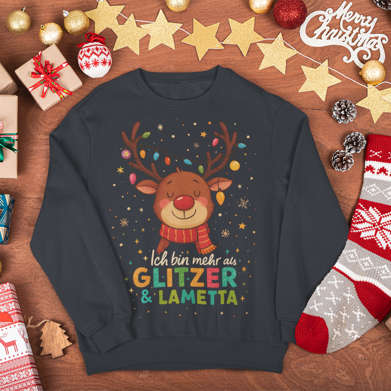 Dunkelblaues Weihnachtssweatshirt mit Rentier-Design und Aufdruck „Ich bin mehr als Glitzer & Lametta“ – achtsame Weihnachtsmode von Sinachtsam.