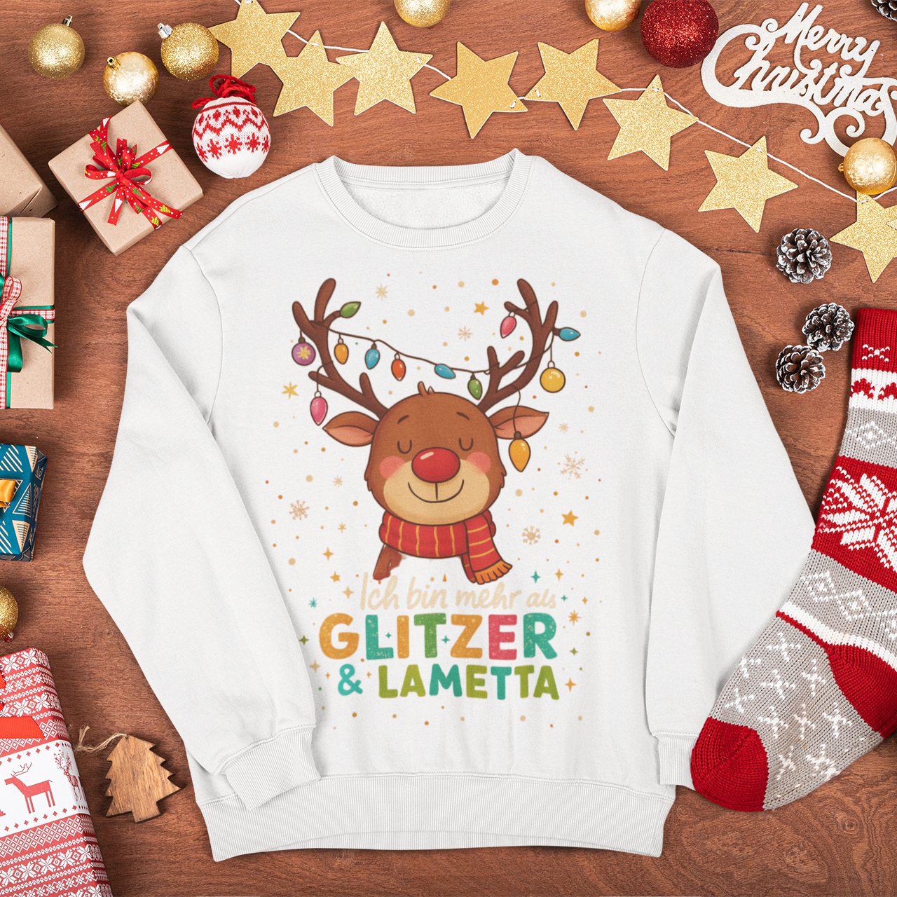 Weißes Weihnachtssweatshirt mit Rentier-Illustration und Aufdruck „Ich bin mehr als Glitzer & Lametta“ – nachhaltige Familienmode von Sinachtsam.