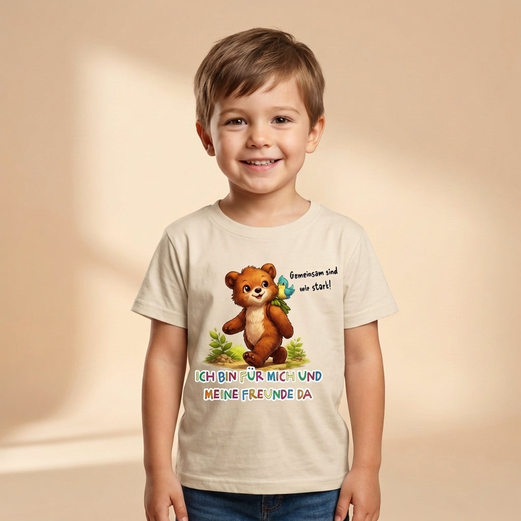 Kind trägt Sinachtsam Kinder T-Shirt mit Bruno dem Bären und Affirmation „Ich bin für mich und meine Freunde da“