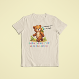Kinder T-Shirt sand mit Bruno dem Bären und Affirmation „Ich bin für mich und meine Freunde da“ – Affirmations Kleidung für Kinder von Sinachtsam