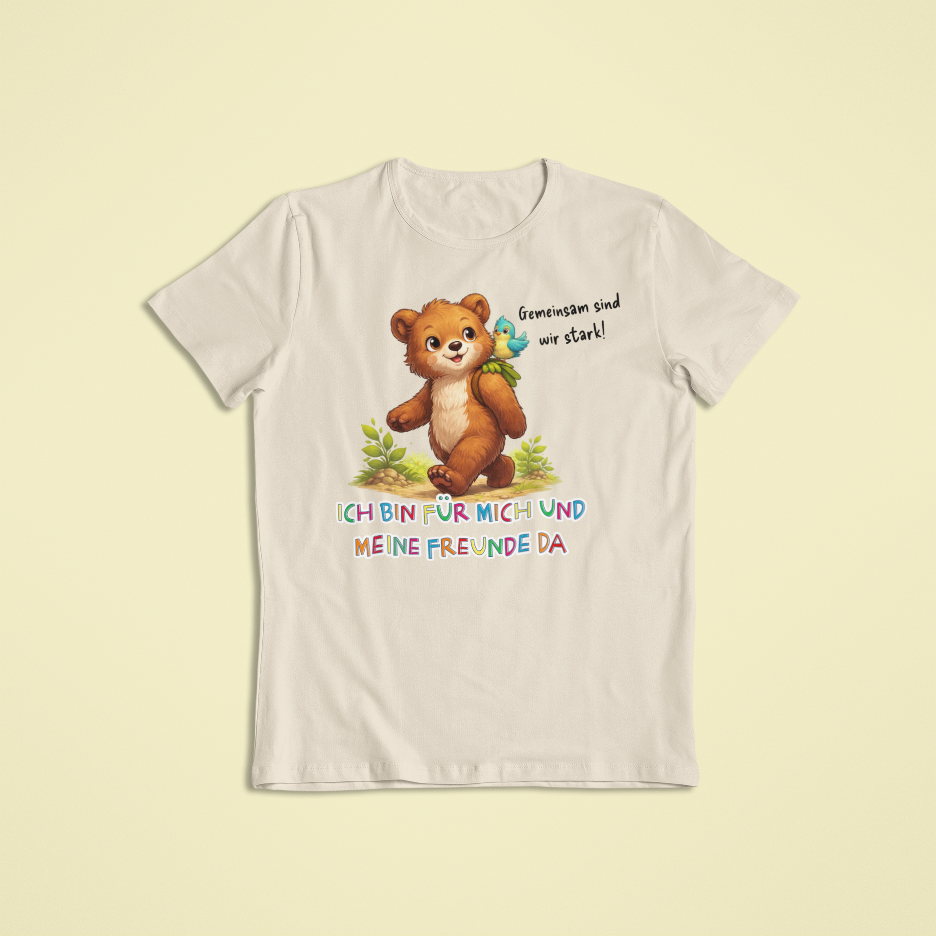 Kinder T-Shirt sand mit Bruno dem Bären und Affirmation „Ich bin für mich und meine Freunde da“ – Affirmations Kleidung für Kinder von Sinachtsam