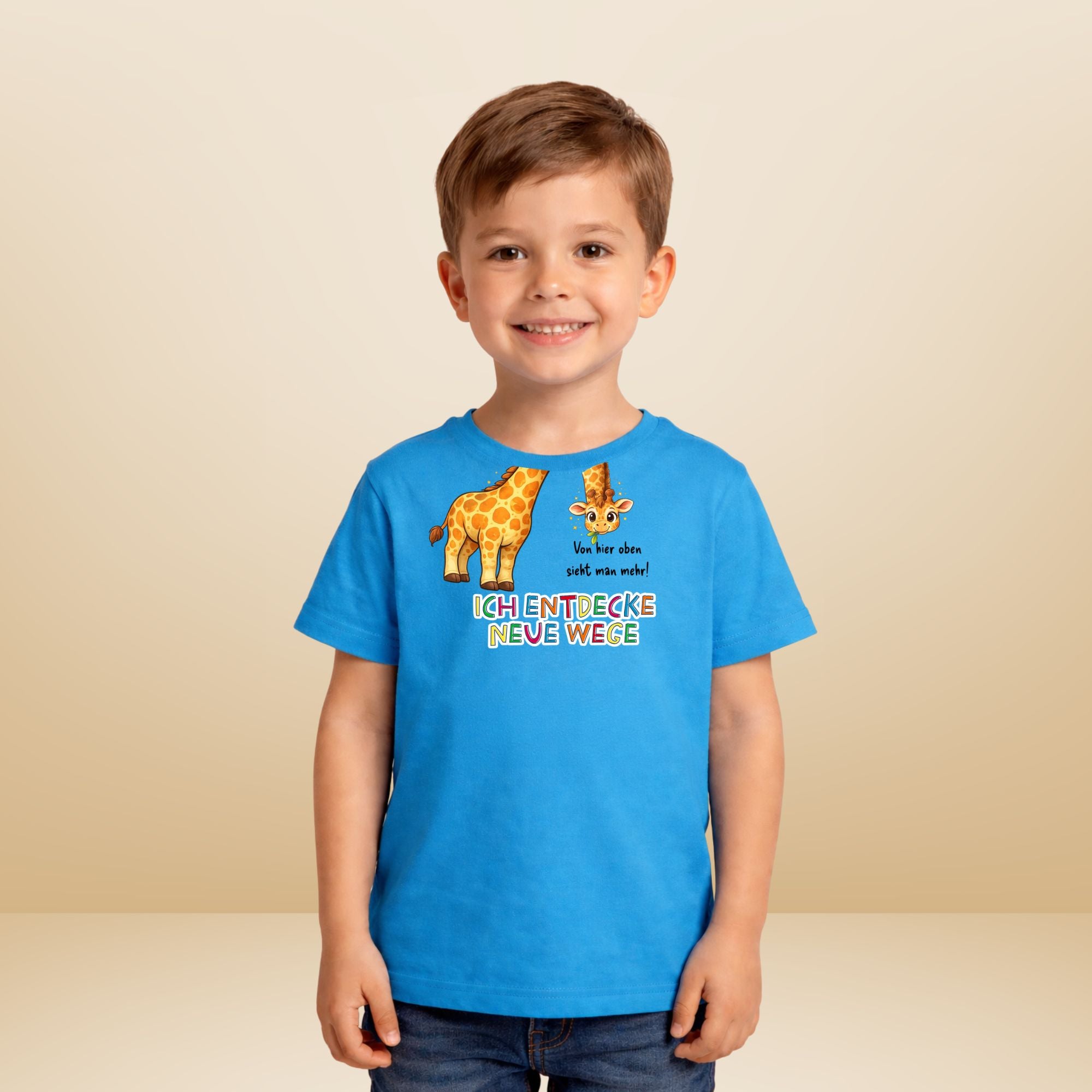 Kind trägt blaues Kinder T-Shirt mit Gina der Giraffe und Affirmation „Ich entdecke neue Wege“ – Sinachtsam Kinder Kleidung mit positivem Glaubenssatz