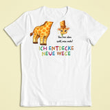 Kinder T-Shirt weiß mit Gina der Giraffe und Affirmation „Ich entdecke neue Wege“ – Sinachtsam Kinder Affirmations Shirt