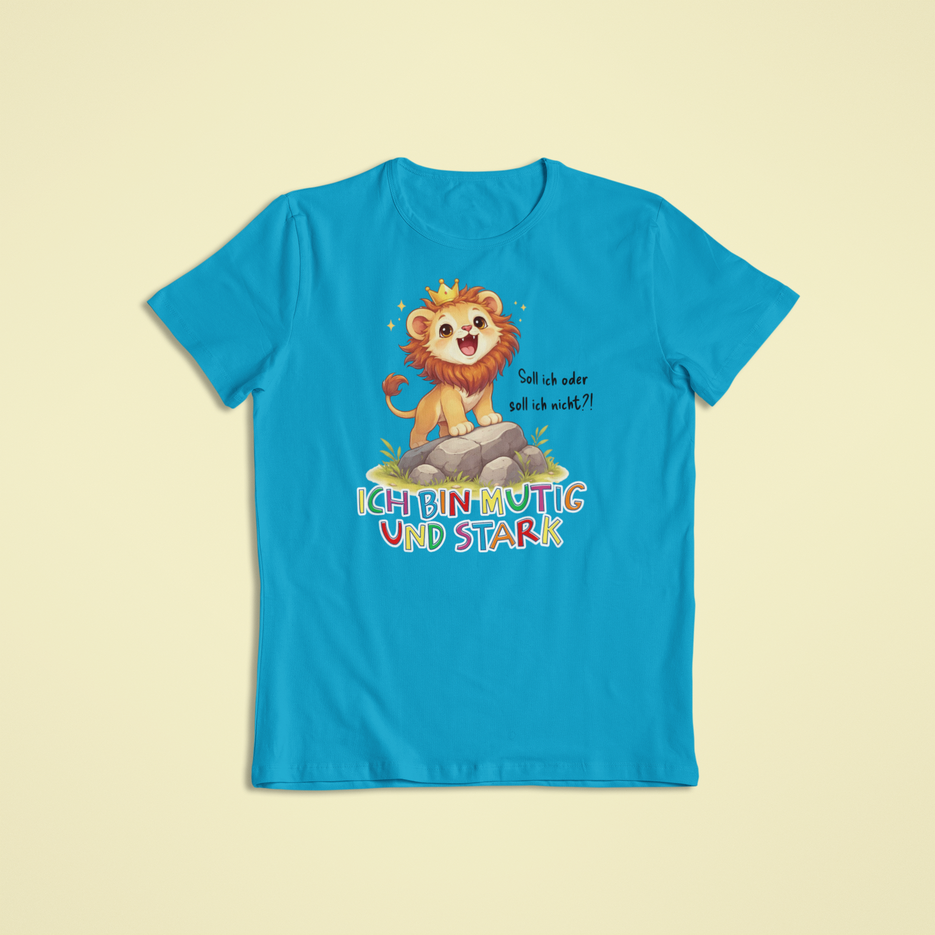 Kinder T-Shirt atollblau mit Lio dem Löwen und Affirmation „Ich bin mutig und stark“ – Sinachtsam Achtsamkeits Kleidung für Kinder