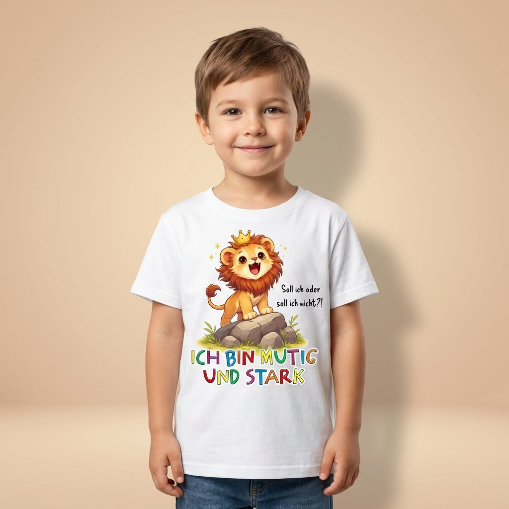 Kind trägt Sinachtsam Kinder T-Shirt mit Lio dem Löwen und Affirmation „Ich bin mutig und stark“