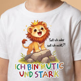 Detailaufnahme Löwe Lio Print mit Affirmation „Ich bin mutig und stark“ auf Sinachtsam Kinder T-Shirt