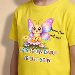Detailaufnahme Lumi der Schmetterling Print mit Schrift „Mein Leben darf leicht sein“ auf gelbem Kinder T-Shirt