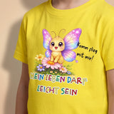 Detailaufnahme Lumi der Schmetterling Print mit Schrift „Mein Leben darf leicht sein“ auf gelbem Kinder T-Shirt