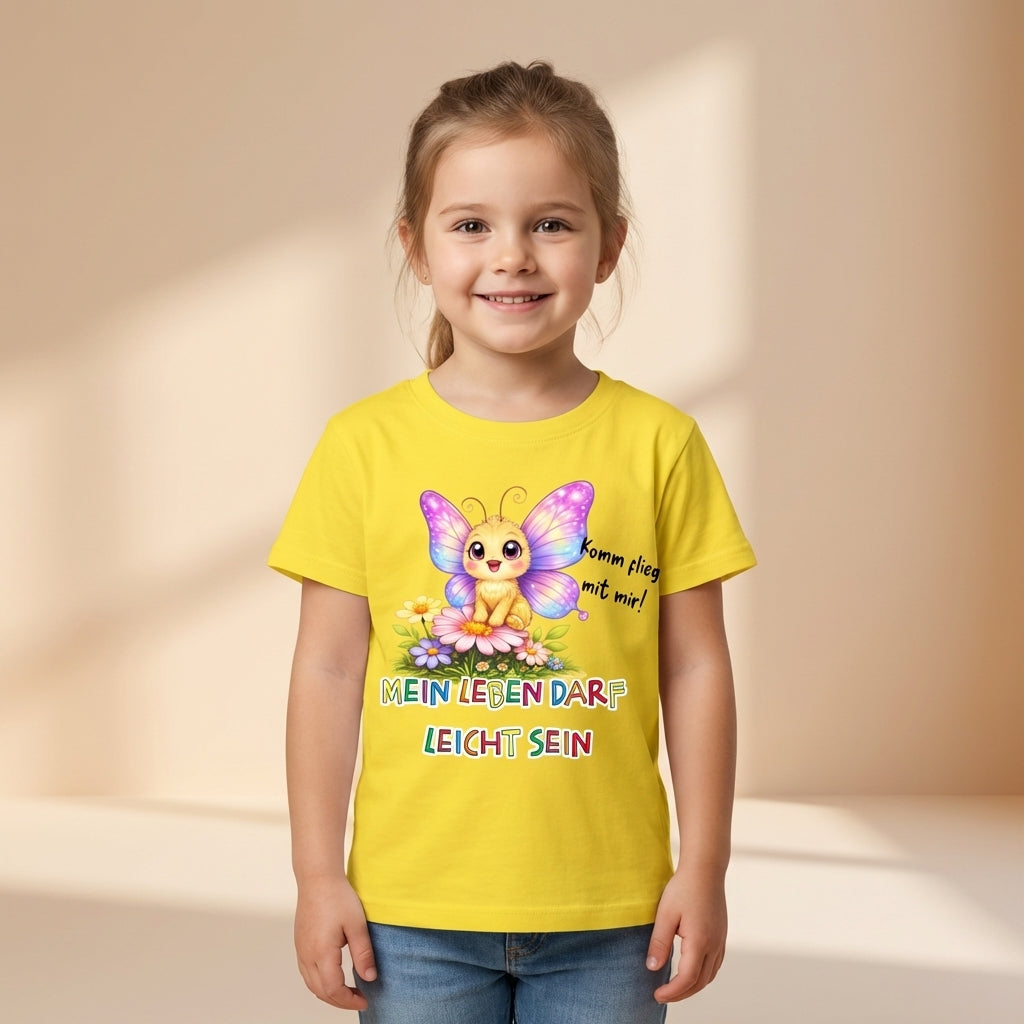 Kind trägt gelbes Lumi der Schmetterling Affirmations T-Shirt „Mein Leben darf leicht sein“ – Sinachtsam Kinder Kleidung