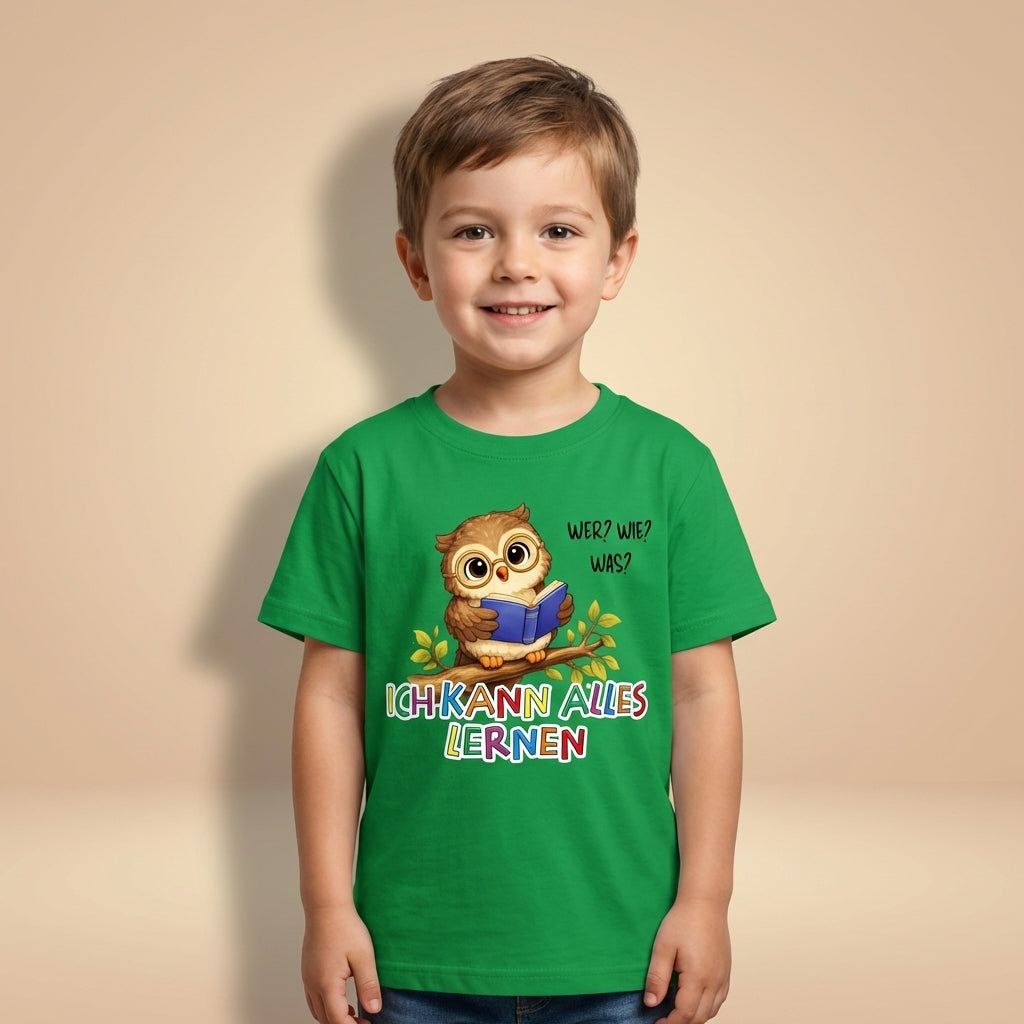 Kind trägt grünes Sinachtsam Kinder T-Shirt mit Olli der Eule und Affirmation „Ich kann alles lernen“
