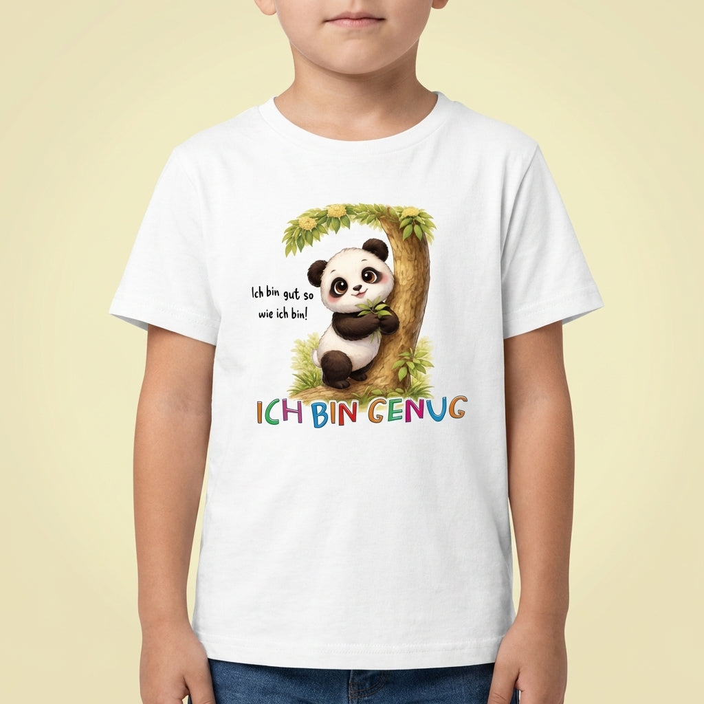Kind trägt Sinachtsam Kinder T-Shirt mit Panda Pako und Affirmation „Ich bin genug“
