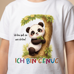 Detailaufnahme Panda Pako Print mit Affirmation „Ich bin genug“ auf Sinachtsam Kinder T-Shirt