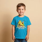 Kind trägt Sinachtsam Kinder T-Shirt mit Timo der Schildkröte und Affirmation „Pausen sind richtig und wichtig“