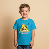 Kind trägt Sinachtsam Kinder T-Shirt mit Timo der Schildkröte und Affirmation „Pausen sind richtig und wichtig“