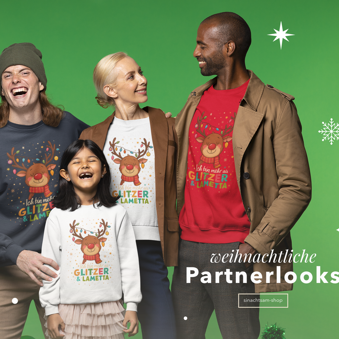 Familie im Partnerlook mit weihnachtlichen Sweatshirts ‚Ich bin mehr als Glitzer & Lametta‘ in verschiedenen Farben vor grünem Hintergrund