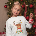 Mädchen trägt weißes Weihnachtssweatshirt mit Rentier-Design und Aufdruck „Ich bin mehr als Glitzer & Lametta“ – achtsame Kinderkleidung von Sinachtsam.