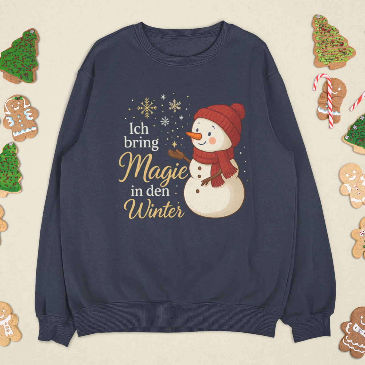 Dunkelblauer Weihnachtssweater mit Schneemann-Design und Schriftzug „Ich bring Magie in den Winter“.
