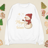Weißes Sweatshirt mit Schneemann-Motiv und Schriftzug „Ich bring Magie in den Winter“ – liebevolles Weihnachtsdesign.