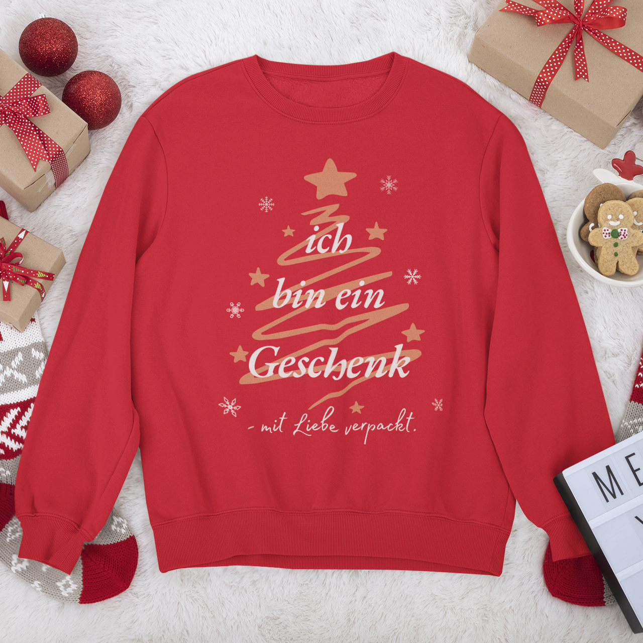 Rotes Weihnachtssweatshirt mit goldenem Tannenbaum-Design und dem Satz „Ich bin ein Geschenk – mit Liebe verpackt“ – liebevoll gefertigt im Sinachtsam-Shop.