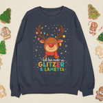 Dunkelblaues Weihnachtssweatshirt mit Rentierdesign und dem Spruch ‚Ich bin mehr als Glitzer & Lametta‘, flach hingelegt zwischen weihnachtlichen Plätzchen.