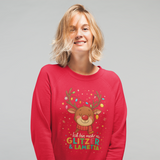 Frau trägt rotes Weihnachtssweatshirt mit Rentier und dem Spruch ‚Ich bin mehr als Glitzer & Lametta‘, lächelnd vor hellgrauem Hintergrund