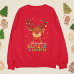 Rotes Weihnachtssweatshirt mit buntem Rentiermotiv und dem Spruch ‚Ich bin mehr als Glitzer & Lametta‘, flach hingelegt zwischen Lebkuchenfiguren und Zuckerstangen.