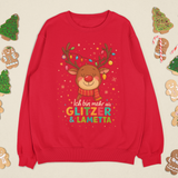 Rotes Weihnachtssweatshirt mit buntem Rentiermotiv und dem Spruch ‚Ich bin mehr als Glitzer & Lametta‘, flach hingelegt zwischen Lebkuchenfiguren und Zuckerstangen.
