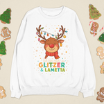 Weißes Sweatshirt mit Rentier, Lichterkette und der Botschaft ‚Ich bin mehr als Glitzer & Lametta‘, dekoriert mit Weihnachtskeksen.