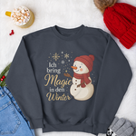 Dunkelblaues Weihnachtssweatshirt mit Schneemann-Illustration und dem Schriftzug „Ich bring Magie in den Winter“ – achtsame Wintermode von Sinachtsam.