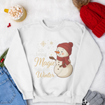 Weißes Weihnachtssweatshirt mit süßem Schneemann-Design und Schriftzug „Ich bring Magie in den Winter“ – besondere, achtsame Familienmode von Sinachtsam.