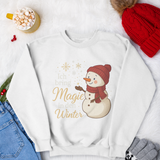 Weißes Weihnachtssweatshirt mit süßem Schneemann-Design und Schriftzug „Ich bring Magie in den Winter“ – besondere, achtsame Familienmode von Sinachtsam.