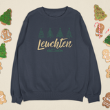 Navyfarbenes „Leuchten statt Leisten“ Sweatshirt auf hellem Hintergrund, dekoriert mit Weihnachtskeksen und Zuckerstangen