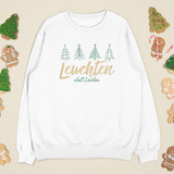 Weißes „Leuchten statt Leisten“ Sweatshirt, festlich arrangiert mit Weihnachtskeksen und winterlichen Details.
