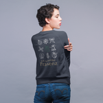 Frau trägt ein dunkelblaues Sweatshirt mit großem Backprint aus weihnachtlichen Symbolen und dem Schriftzug Ich schenke Präsenz.