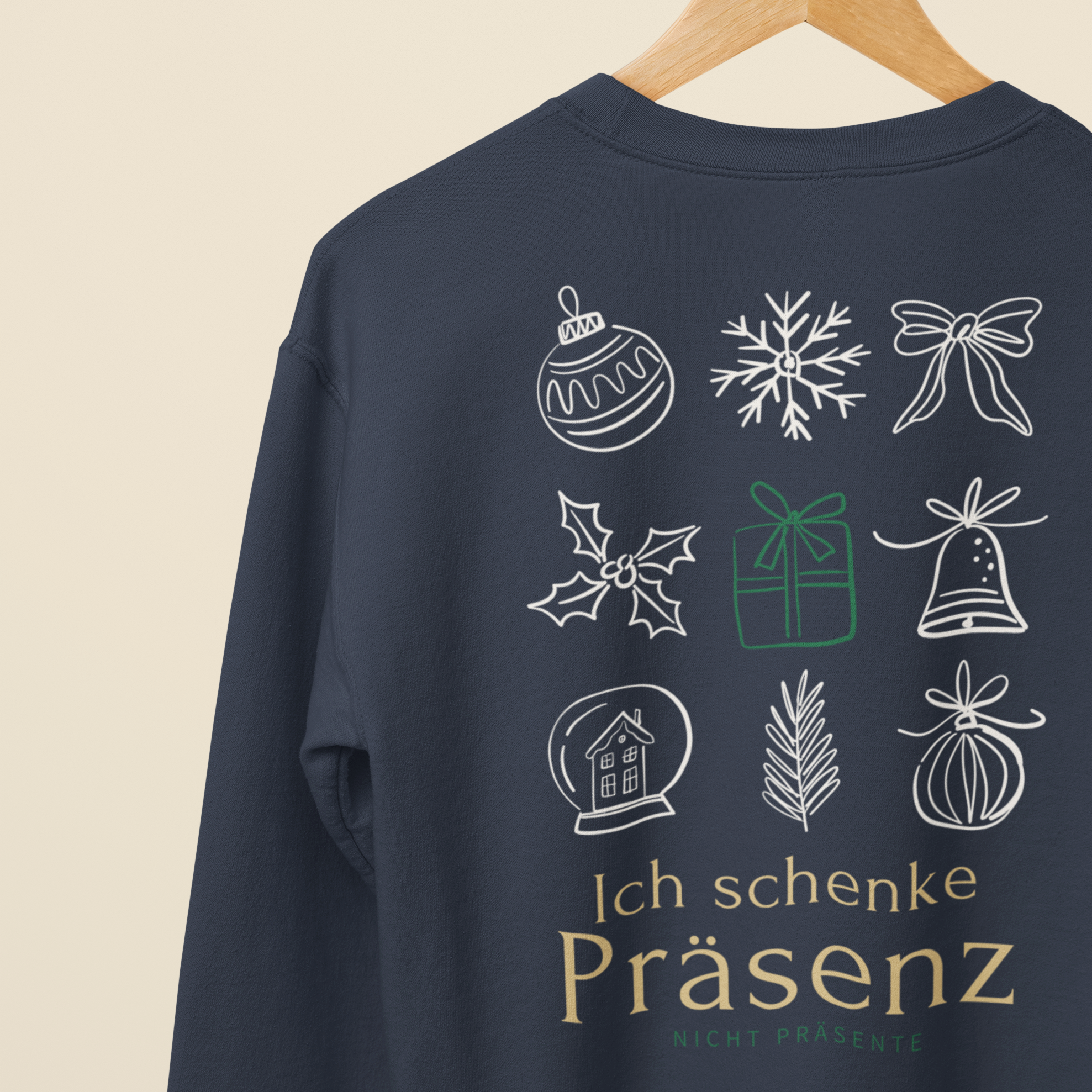 Dunkelblaues Sweatshirt mit weihnachtlichen Symbolen und dem Schriftzug „Ich schenke Präsenz – nicht Präsente“ auf dem Rücken – achtsame Weihnachtsmode von Sinachtsam.