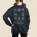 Kind trägt ein navyfarbenes Sweatshirt mit großem weihnachtlichen Backprint: lineare Weihnachtssymbole und der Schriftzug „Ich schenke Präsenz – nicht Präsente“. Ansicht von hinten vor hellem Hintergrund.