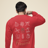 Roter Weihnachtssweatshirt-Backprint mit linearen Weihnachtssymbolen und dem Schriftzug „Ich schenke Präsenz – nicht Präsente“, getragen von einer Person von hinten vor neutralem Hintergrund.