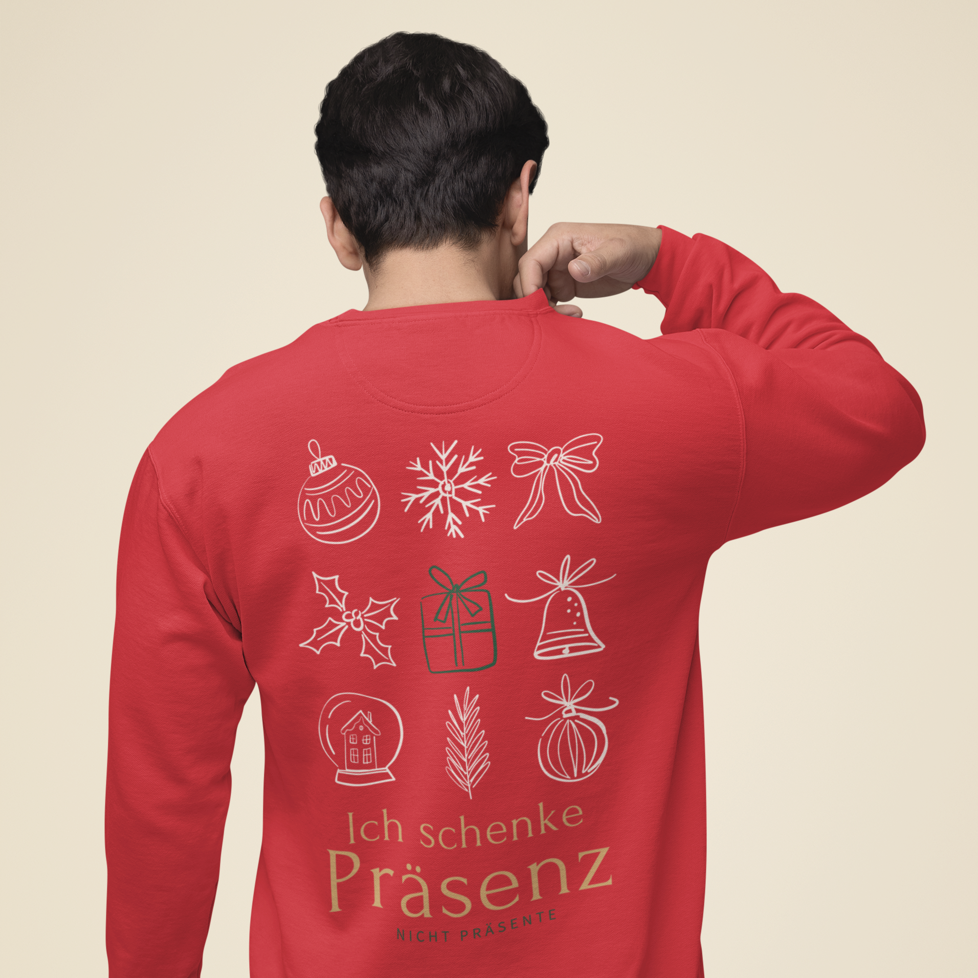 Roter Weihnachtssweatshirt-Backprint mit linearen Weihnachtssymbolen und dem Schriftzug „Ich schenke Präsenz – nicht Präsente“, getragen von einer Person von hinten vor neutralem Hintergrund.